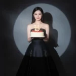 Mừng sinh nhật 25 tuổi với chiếc váy đen sang trọng và bánh kem dâu tây tuyệt đẹp