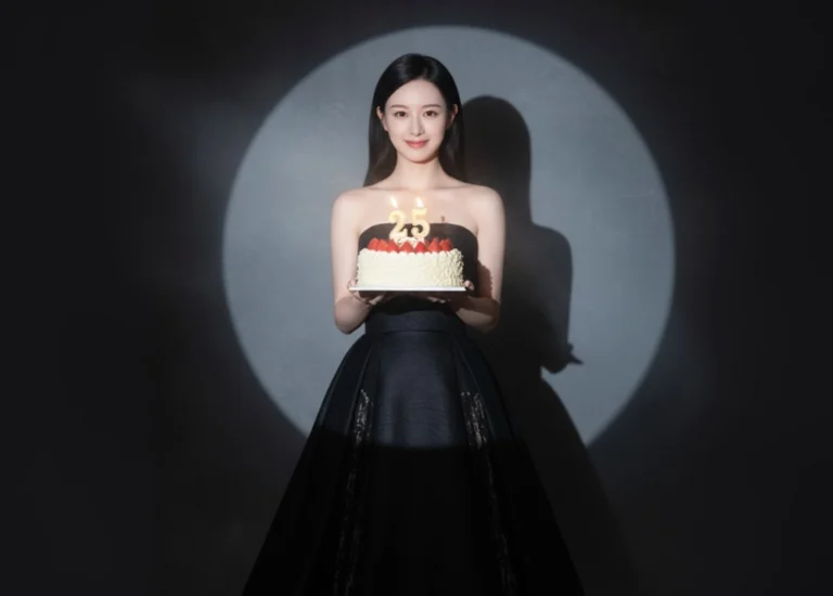 Mừng sinh nhật 25 tuổi với chiếc váy đen sang trọng và bánh kem dâu tây tuyệt đẹp