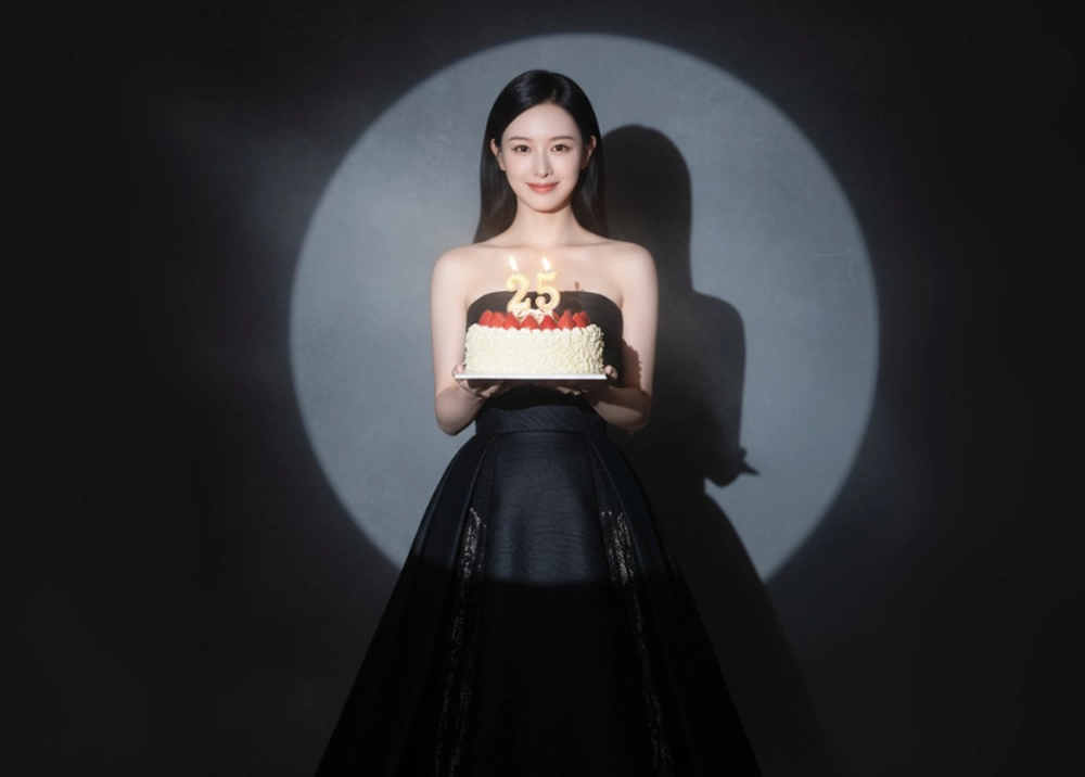 Mừng sinh nhật 25 tuổi với chiếc váy đen sang trọng và bánh kem dâu tây tuyệt đẹp