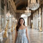 Chân dung siêu thực tại Versailles với nụ cười tỏa sáng giữa khung cảnh lộng lẫy