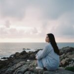 Chân dung nữ sinh xinh đẹp bên bờ biển với ánh sáng nghệ thuật đặc sắc