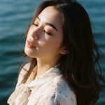 Chân dung cô gái châu Á bên biển dưới ánh hoàng hôn đầy lôi cuốn