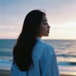 Chân dung thanh nữ bên bờ biển trong ánh sáng mơ màng và tinh tế