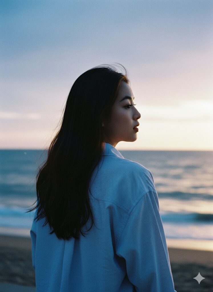 Chân dung thanh nữ bên bờ biển trong ánh sáng mơ màng và tinh tế