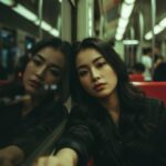 Chân dung cuốn hút trong không gian tàu điện ngầm đêm, sự tương phản màu sắc nổi bật