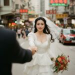 Cô Dâu Xinh Đẹp Chạy Trên Phố Cổ Hong Kong Với Váy Cưới 90s Rực Rỡ