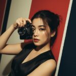 Chân dung cô gái trẻ với vẻ đẹp quyến rũ và phong cách retro độc đáo