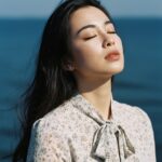 Chân dung bên biển đầy mộng mơ với ánh sáng mềm mại và màu sắc tinh tế