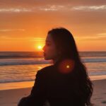 Chân dung lãng mạn bên bờ biển lúc hoàng hôn tuyệt đẹp