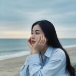 Chân dung thời trang điện ảnh của cô gái trẻ bên biển xanh mát dịu