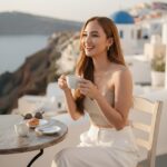 Chân dung nữ ngồi quán café với phong cách mùa hè ở Hy Lạp