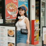 Chân dung thời trang đường phố phong cách Retro Pop tại quán ăn nhanh.