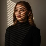 Chân dung nữ nghệ thuật sống động với hiệu ứng bóng đổ từ ánh sáng tự nhiên