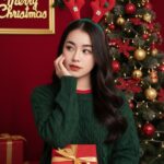 Chụp hình cô gái tươi vui giữa không gian Giáng Sinh rực rỡ