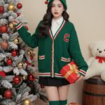 Cô gái xinh đẹp trong trang phục Giáng sinh rực rỡ và món quà đầy ý nghĩa