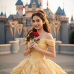 Chân dung nữ thần năm đang bên lâu đài Ngủ, khoác áo vàng rực rỡ với hoa hồng đỏ