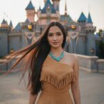 Chân dung Pocahontas sống động trước lâu đài Sleeping Beauty với phong cách tự nhiên