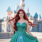 Biến hóa thành Ariel với bộ váy lấp lánh trước lâu đài Bạch Tuyết trong ảnh thực tế 8K