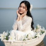 Cô gái thanh lịch bên chiếc thuyền trắng và ánh đèn lung linh giữa thiên nhiên