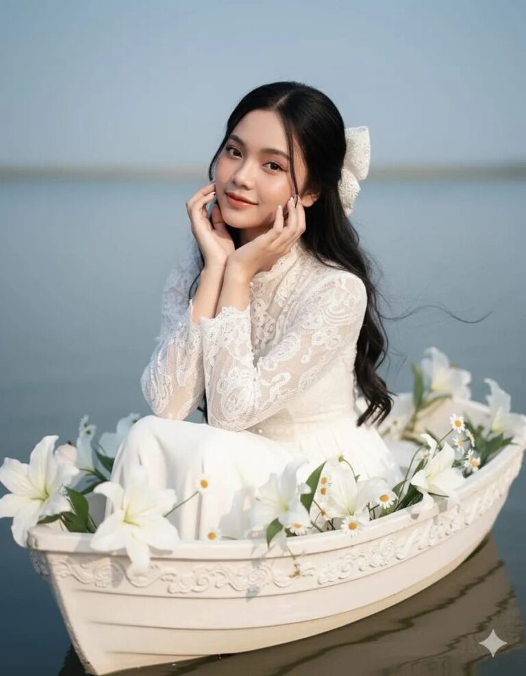 Cô gái thanh lịch bên chiếc thuyền trắng và ánh đèn lung linh giữa thiên nhiên