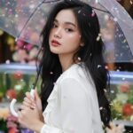 Nét buồn vừa lôi cuốn của cô gái trong bức ảnh với trang phục trắng và ô trong suốt