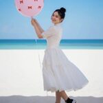 Cô gái tỏa sáng bên bờ biển với phong cách trẻ trung và đầy tự tin