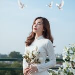 Cô gái trong bộ áo dài trắng giữa buổi sớm lung linh và bình yên trên ban công