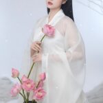 Chân dung Đông Á mùa đông thanh tao trong bộ Hán phục tuyệt đẹp và hoa sen hồng tinh tế