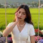 Vẽ chân dung cô gái xinh đẹp trong khung cảnh tự nhiên nhẹ nhàng bình yên