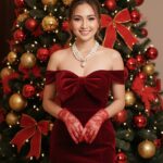 Chân dung cô gái quyến rũ bên cây thông Giáng Sinh đầy màu sắc và phong cách lôi cuốn