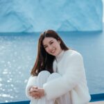 Làm đẹp tự nhiên cùng cô gái Á Đông trên boong tàu giữa biển xanh và băng tuyết