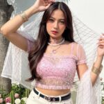 Sang trọng và quyến rũ với phong cách chụp hình tự nhiên cho giới trẻ 2k+