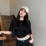 Chụp ảnh chân dung cô gái trẻ phong cách Hàn Quốc tại quán cà phê trendy