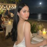 Hình ảnh gái đẹp quyến rũ bên bờ biển trong bộ váy trắng lấp lánh