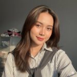 Chụp selfie nhẹ nhàng của cô gái trẻ trong ánh sáng vàng dịu ấm áp