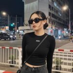 Góc nhìn đêm với cô gái phong cách bên bốt Coca-Cola thú vị và cuốn hút