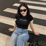 Phong cách Street Style với cô gái cá tính trên vạch kẻ đường vào đêm tối