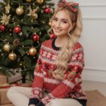 Chân dung 8K của người mẫu bên cây thông Giáng Sinh đẹp mắt và rực rỡ thương hiệu ấm áp