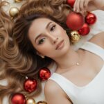 Chân dung nữ model quyến rũ giữa không khí Giáng Sinh rực rỡ và sống động