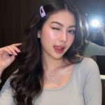 Hình ảnh teen xinh xắn với phong cách Y2K trong không gian phòng tắm retro