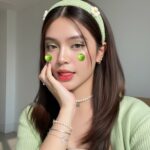 Cô gái xinh đẹp với makeup nhẹ nhàng và ảnh selfie hoàn hảo dưới ánh sáng mặt trời