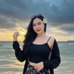 Nàng thơ bên bờ biển hoàng hôn với phong cách thời trang mùa hè cực chất