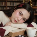 Chân dung dịu dàng trong không gian quán cà phê vintage ấm áp