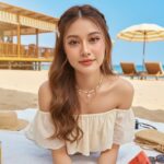 Chân dung cực kỳ thực tế của cô gái trẻ tại bãi biển với ánh sáng hoàn hảo