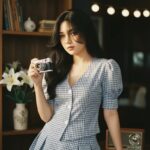 Chân dung nữ giới hiện đại trong quán cà phê với góc chụp điện ảnh ấn tượng