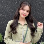 Nữ thần xinh đẹp với phong cách tự nhiên và thần thái rạng rỡ giữa nền thiên nhiên tươi mát