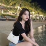 Bức ảnh đẹp của cô gái trẻ bên bờ biển thanh bình và gió biển nhẹ nhàng