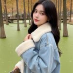 Khắc họa nữ sinh Đông Á xinh đẹp giữa mùa thu trong công viên yên bình