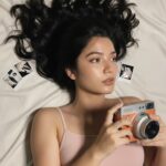 Bức chân dung cô gái trẻ với vẻ đẹp tự nhiên và phong cách retro bắt trọn khoảnh khắc sống động.