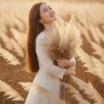 Bức tranh tuyệt đẹp của cô gái trẻ trong cánh đồng pampas rực rỡ ánh vàng